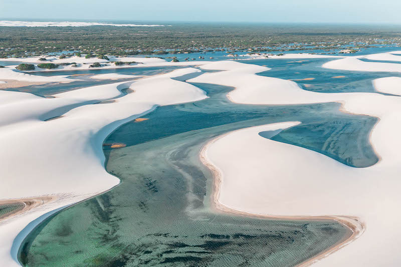 Considerado pela National Geographic um dos lugares mais bonitos do mundo para visitar em 2025, os Lençóis Maranhenses oferecem um dos trekkings mais espetaculares do planeta.